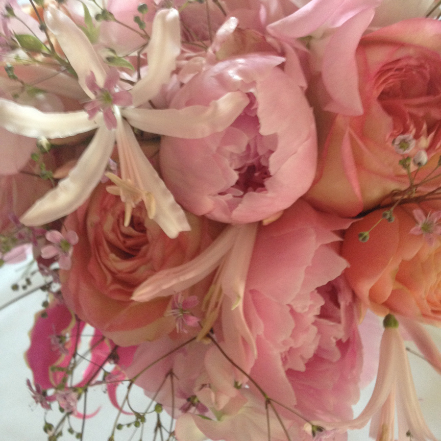 Zacht rose bruidsboeket met pioenrozen